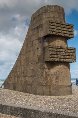 İniş alanı Omaha Beach kod adlı D-Day Normandy için iki Amerikan açılış alanlarından biridir. 5.9 kilometre uzunluğunda Colleville-sur-Mer adlı.