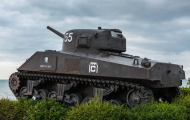 Arromanches adlı Kulesi ve M4a2 Sherman tank D-Day iniş altın plaj alanı 6 Haziran 1944 bakıyor