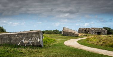 Alman beton kalıntıları Ponte du Hoc Normandy 1944 yılında Atlantik Duvarı parçası olan bu bunkerleri