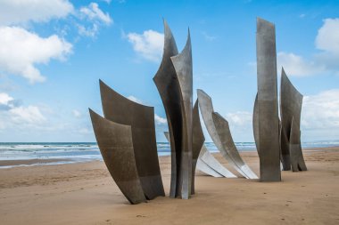 Omaha Beach üzerinde paslanmaz çelik heykel Les Braves merkezidir. Fransa kurtarılmış Amerikalılar için bir anıt. 2004 yılında 60 yıldönümü kutlamak için Fransız hükümeti tarafından görevlendirildi.