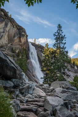 Biz iki Yosemites ünlü şelaleler Vernal ve Nevada Falls görmek için sis izini hiked. Bu görüntü Nevada Falls yolun üstündeki yaklaşıyor