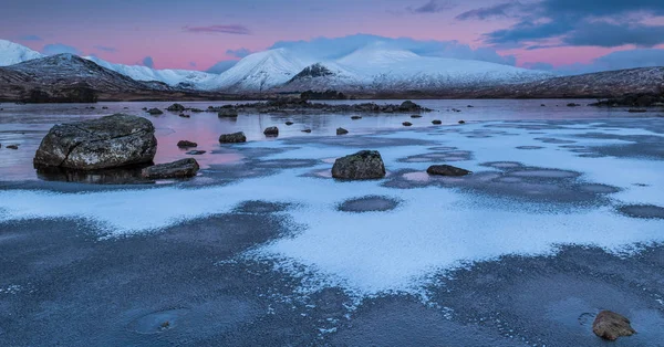 Amanecer de invierno en Lochan na h-achlaise —  Fotos de Stock