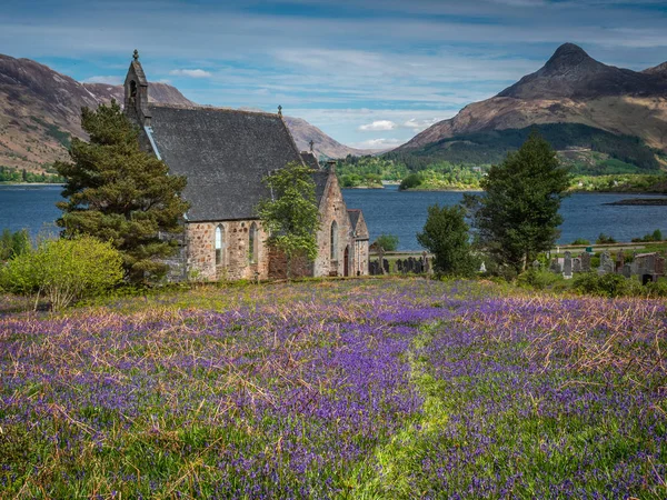 Campanas azules en la Iglesia Episcopal de San Juan, Ballachulish — Foto de Stock