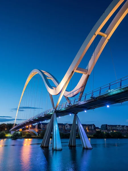 Pôr-do-sol na ponte Infinity, no rio Tees. Stockton-on-Tee — Fotografia de Stock
