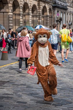 Edinburgh, İskoçya, İngiltere. 4 Ağustos 2019. Sokak şovmenleri ve aktörleri, Festival Fringe sezonunun başlangıcında Edinburgh'un Royal Mile'ında gösterilerinin reklamını yapmak ve halkı eğlendirir..