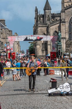 Edinburgh, İskoçya, İngiltere. 4 Ağustos 2019. Sokak şovmenleri ve aktörleri, Festival Fringe sezonunun başlangıcında Edinburgh'un Royal Mile'ında gösterilerinin reklamını yapmak ve halkı eğlendirir..