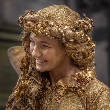 Edinburgh, İskoçya, İngiltere. 4 Ağustos 2019. Sokak şovmenleri ve aktörleri, Festival Fringe sezonunun başlangıcında Edinburgh'un Royal Mile'ında gösterilerinin reklamını yapmak ve halkı eğlendirir..