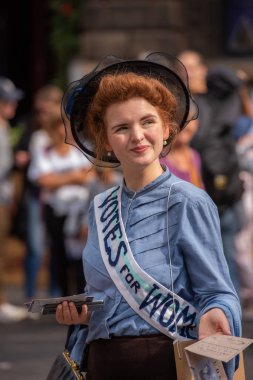 Edinburgh, İskoçya, İngiltere. 4 Ağustos 2019. Sokak şovmenleri ve aktörleri, Festival Fringe sezonunun başlangıcında Edinburgh'un Royal Mile'ında gösterilerinin reklamını yapmak ve halkı eğlendirir..