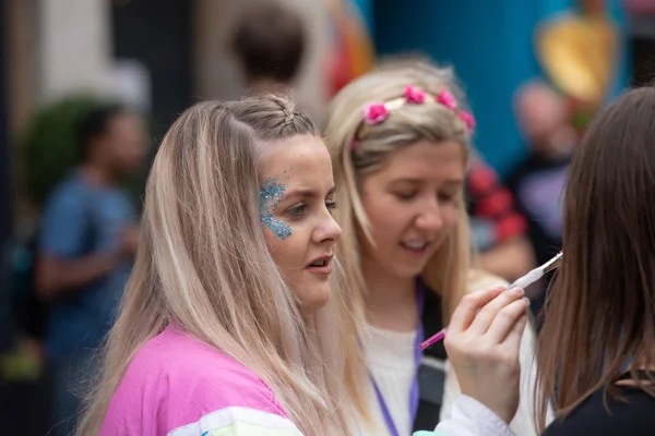 Edinburgh, İskoçya, İngiltere. 4 Ağustos 2019. Sokak şovmenleri ve aktörleri, Festival Fringe sezonunun başlangıcında Edinburgh'un Royal Mile'ında gösterilerinin reklamını yapmak ve halkı eğlendirir..