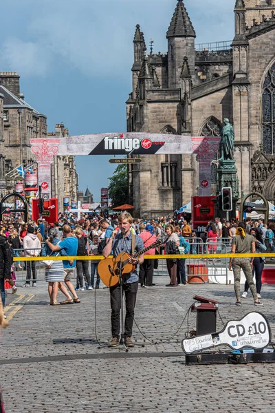 Edinburgh, İskoçya, İngiltere. 4 Ağustos 2019. Sokak şovmenleri ve aktörleri, Festival Fringe sezonunun başlangıcında Edinburgh'un Royal Mile'ında gösterilerinin reklamını yapmak ve halkı eğlendirir..