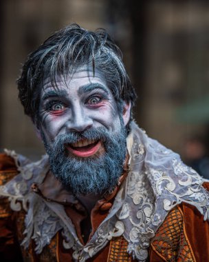 Edinburgh, İskoçya, İngiltere. 21 Ağustos 2019. Sokak şovmenleri ve aktörleri, Festival Fringe sezonunda Edinburgh'un Royal Mile'ında gösterilerinin reklamını yapmak ve halkı eğlendirir..