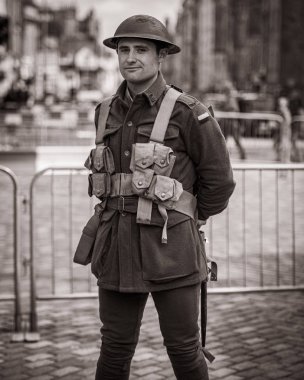 Edinburgh, İskoçya, İngiltere. 21 Ağustos 2019. Sokak şovmenleri ve aktörleri, Festival Fringe sezonunda Edinburgh'un Royal Mile'ında gösterilerinin reklamını yapmak ve halkı eğlendirir..