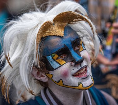 Edinburgh, İskoçya, İngiltere. 21 Ağustos 2019. Sokak şovmenleri ve aktörleri, Festival Fringe sezonunda Edinburgh'un Royal Mile'ında gösterilerinin reklamını yapmak ve halkı eğlendirir..