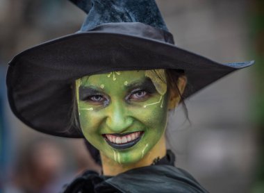 Edinburgh, İskoçya, İngiltere. 21 Ağustos 2019. Sokak şovmenleri ve aktörleri, Festival Fringe sezonunda Edinburgh'un Royal Mile'ında gösterilerinin reklamını yapmak ve halkı eğlendirir..