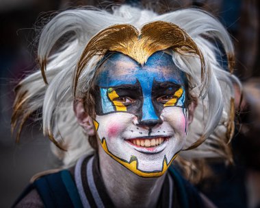 Edinburgh, İskoçya, İngiltere. 21 Ağustos 2019. Sokak şovmenleri ve aktörleri, Festival Fringe sezonunda Edinburgh'un Royal Mile'ında gösterilerinin reklamını yapmak ve halkı eğlendirir..