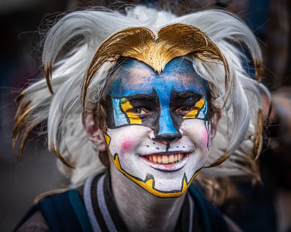 Edinburgh, İskoçya, İngiltere. 21 Ağustos 2019. Sokak şovmenleri ve aktörleri, Festival Fringe sezonunda Edinburgh'un Royal Mile'ında gösterilerinin reklamını yapmak ve halkı eğlendirir..