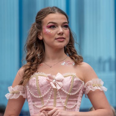 Edinburgh, İskoçya, İngiltere. 21 Ağustos 2019. Sokak şovmenleri ve aktörleri, Festival Fringe sezonunda Edinburgh'un Royal Mile'ında gösterilerinin reklamını yapmak ve halkı eğlendirir..