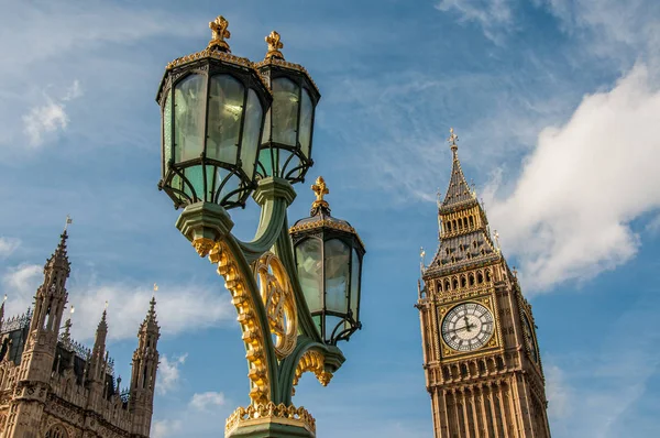 Lámpara de calle adornada en las Casas del Parlamento y Big Ben —  Fotos de Stock