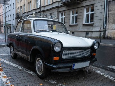 Trabant 601 yol kenarında.