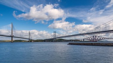 Üç Dördüncü Köprü, Firth of Forth boyunca etkileyici bir manzara olmasının yanı sıra, Edinburgh ve Fife arasında karayolu ve demiryolu taşımacılığı bağlantıları sağlıyor.