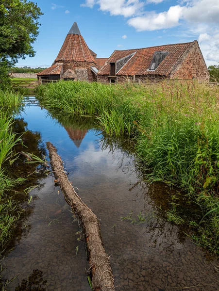 Preston Mill East Lothian Szkocja Ciepły Słoneczny Dzień Starożytnym Budynkiem — Zdjęcie stockowe