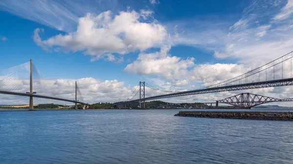 Tre Ponti Forth Sono Uno Spettacolo Impressionante Quanto Attraversano Firth — Foto Stock