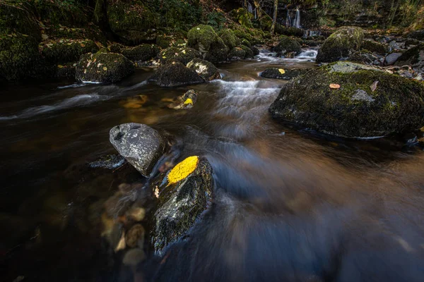 Pequeña Cascada Kirk Burn Que Corre Frente Campsie Fells Cerca — Foto de Stock