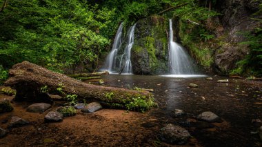İskoçya 'nın Highlands bölgesindeki Black Island' daki Peri Nehri 'ndeki şelaleler Rosemarkie köyünün yakınlarında yer alan bir doğa rezervidir..