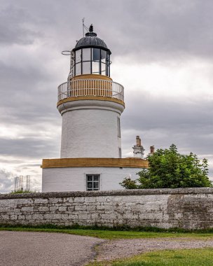 Cromarty Lighthouse, Robert Louis Stevenson 'ın amcası Alan Stevenson tarafından tasarlandı. 1846 'da faaliyete geçti Kara Ada' nın kuzeydoğu ucunda Moray Firth 'ten Cromarty Firth' e giden gemilere rehberlik etti..