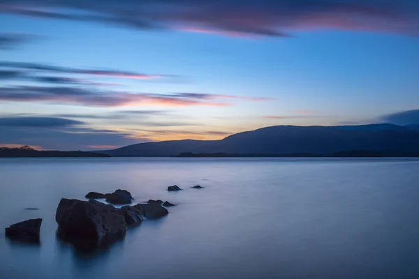 Olhando Sobre Loch Lomond Partir Pequena Praia Milarrochy Bay Pôr — Fotografia de Stock