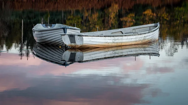 Reflecties Van Twee Roeiboten Loch Rusky Een Klein Schots Vissersloch — Stockfoto