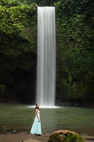 Молодий мандрівник жінка на водоспад у тропічному лісі, Убуд, Балі. Водоспад тібумана. Повільна витримка, відеозйомка. — стокове фото