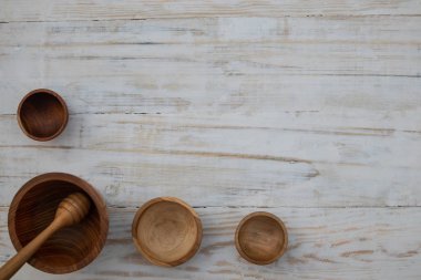 Ahşap masa arka planda çevre dostu ahşap kase ve bal sopa. Çevre dostu sofra düz kopya alanı ile yatıyordu.