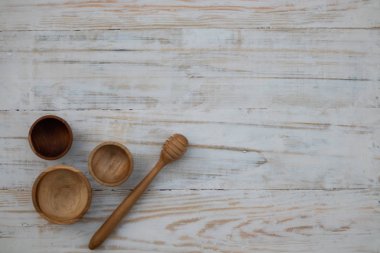 Ahşap masa arka planda çevre dostu ahşap kase ve bal sopa. Çevre dostu sofra düz kopya alanı ile yatıyordu.