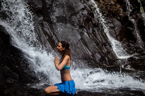 Молода кавказька жінка Розмірковуючи, практикуючи йоги на водоспад в Убуд, Балі, Індонезія. — стокове фото