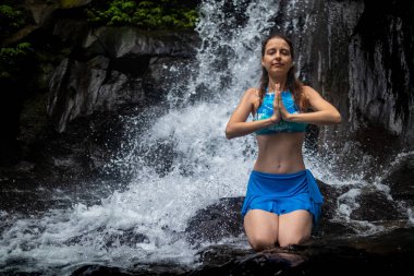 Genç kafkas kadın meditating, Ubud, Bali, Endonezya şelalede Yoga pratik. Yakın çekim.