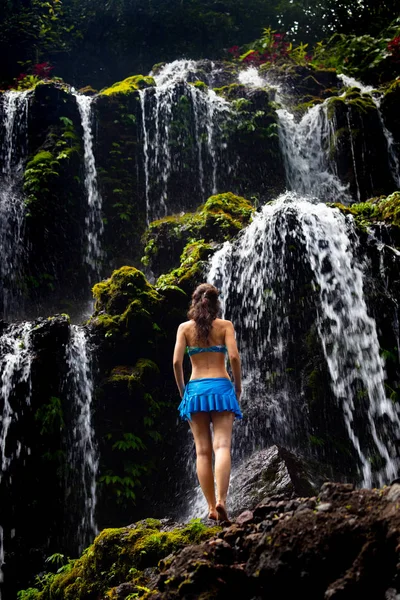 Jeune voyageuse à la cascade dans la forêt tropicale, cascade de Banyu Wana Amertha Wanagiri, Bali, Indonésie. Vue de dos . — Photo
