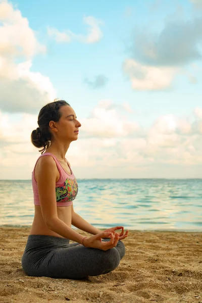 Stile di vita yoga. Giovane donna che medita, pratica yoga e pranayama con mudra gyan in spiaggia, Bali — Foto Stock