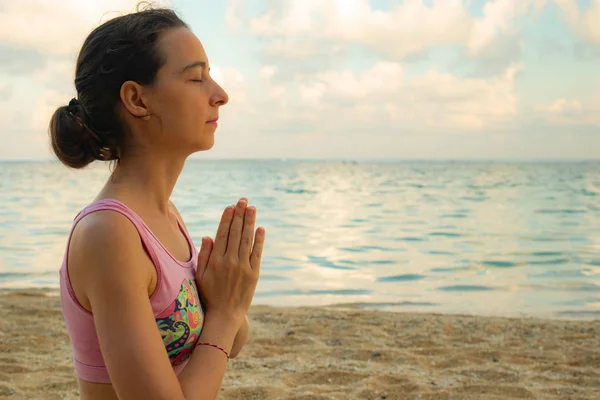 Namaste mudra. Giovane donna che medita, pratica yoga e pranayama con mudra gyan in spiaggia, Bali — Foto Stock