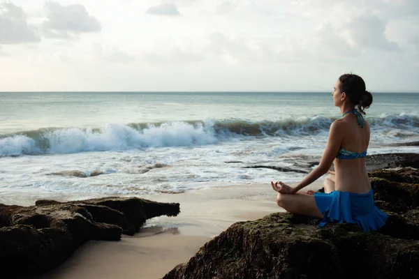 Mujer joven meditando, practicando yoga y pranayama con gyan mudra en la playa, Bali — Foto de Stock