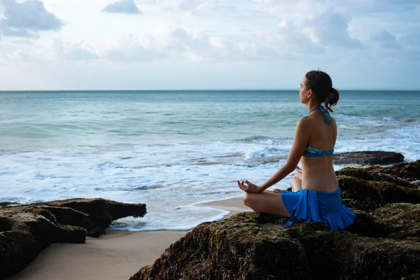 Giovane donna che medita, pratica yoga e pranayama con mudra gyan in spiaggia, Bali — Foto Stock