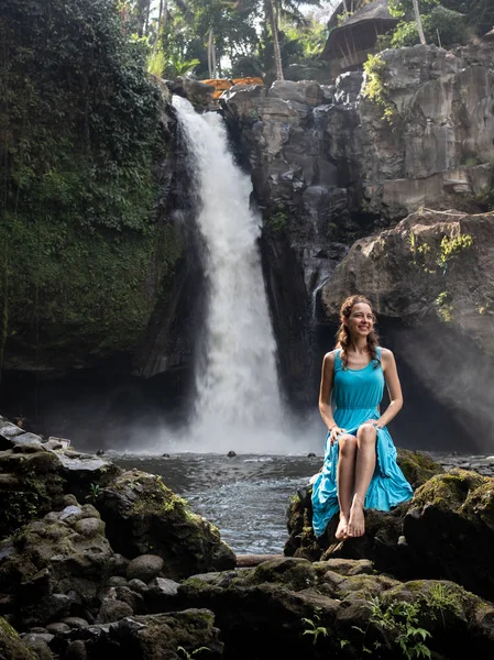 Estilo de vida. Mujer viajera joven en cascada en bosque tropical, Ubud, Bali. Cascada de Tegenungan . —  Fotos de Stock
