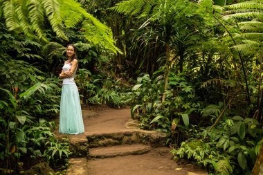 Genç gezgin kadın tropikal ormanda yürüyor, Ubud, Bali. Seyahat yaşam tarzı.