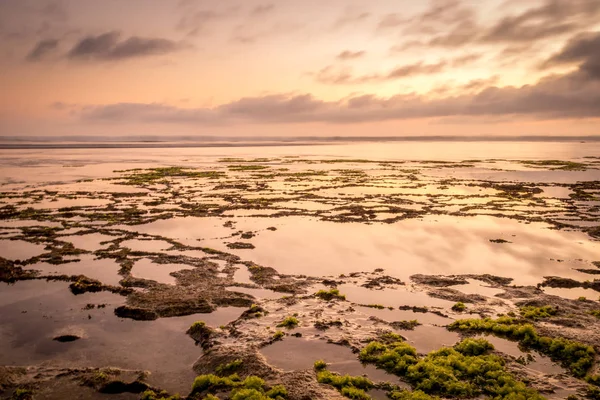 海景。 在海滩日出。 海洋低潮。 横向背景横幅。 Nyang Nyang海滩，印度尼西亚巴厘. — 图库照片