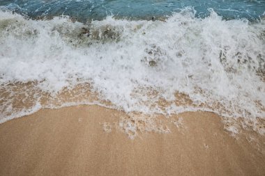 Deniz Burnu. Kumsalda köpük dalgaları. Arka plan için su manzarası. Doğa konsepti. Yumuşak odaklanma. Hareket dalgaları. Uzayı kopyala Bingin Sahili, Bali, Endonezya