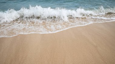 Deniz Burnu. Kumsalda köpük dalgaları. Arka plan için su manzarası. Doğa konsepti. Yumuşak odaklanma. Hareket dalgaları. Uzayı kopyala Bingin Sahili, Bali, Endonezya