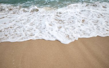 Deniz Burnu. Kumsalda köpük dalgaları. Arka plan için su manzarası. Doğa konsepti. Yumuşak odaklanma. Hareket dalgaları. Uzayı kopyala Bingin Sahili, Bali, Endonezya