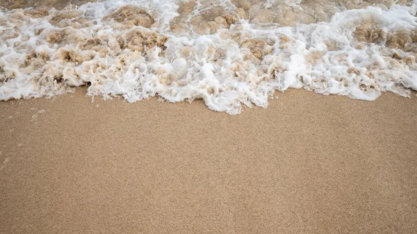 Deniz Burnu. Kumsalda köpük dalgaları. Arka plan için su manzarası. Doğa konsepti. Yumuşak odaklanma. Hareket dalgaları. Uzayı kopyala Bingin Sahili, Bali, Endonezya