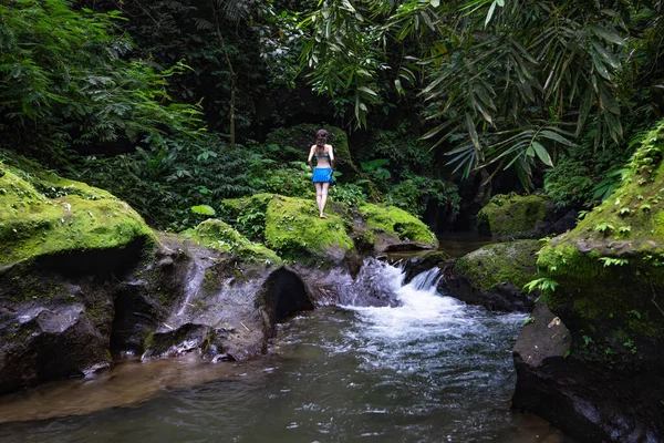 Une Jeune Voyageuse Explore Asie Profitez Une Vue Sur Jungle — Photo