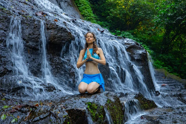 Yoga Pose Young Caucasian Woman Sitting Rock Meditating Practicing Yoga — Stock Photo, Image